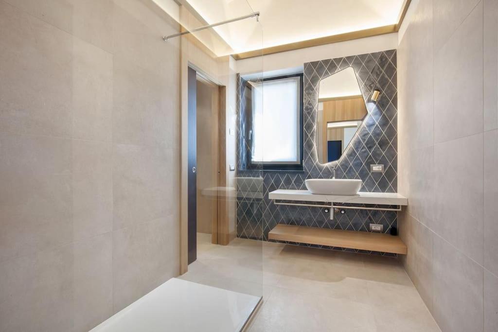 Villa Divina - Apt Divina Con Piscina E Vista Lago Castelletto Di Brenzone Exterior foto